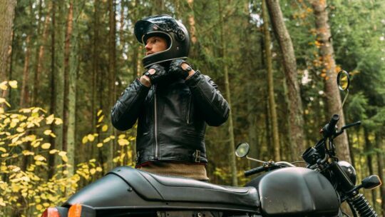 Assurance moto tout risque ou au tiers : Que choisir ?